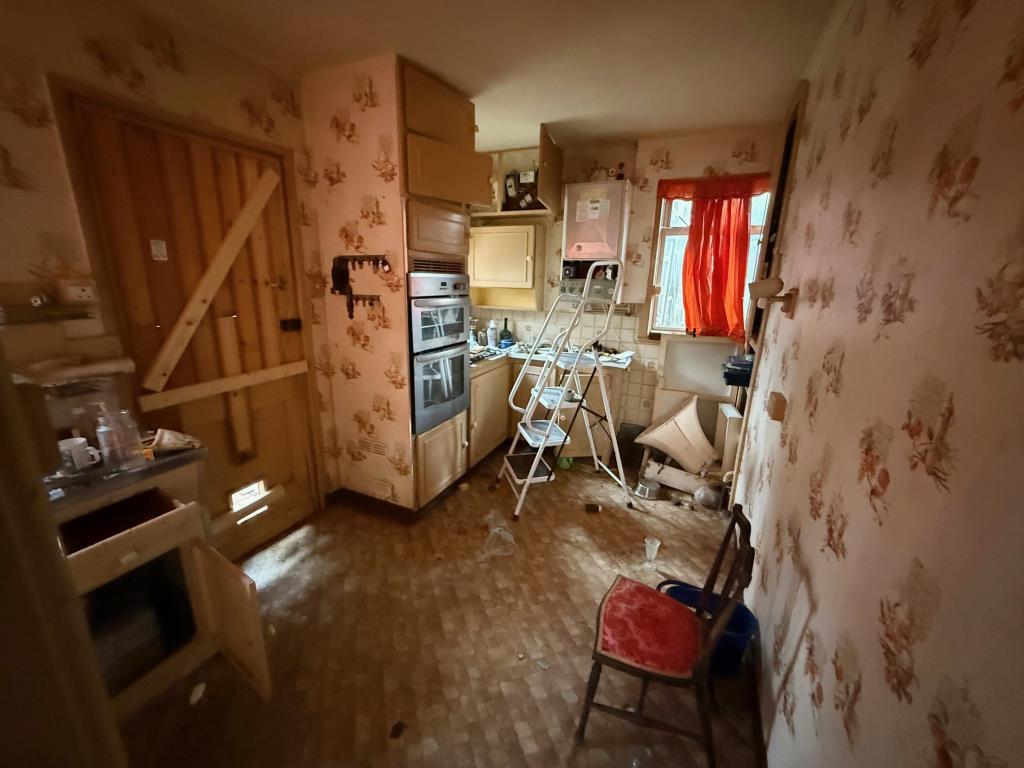 Lot: 155 - CHALET BUNGALOW FOR COMPLETE RENOVATION - Kitchen reverse angle